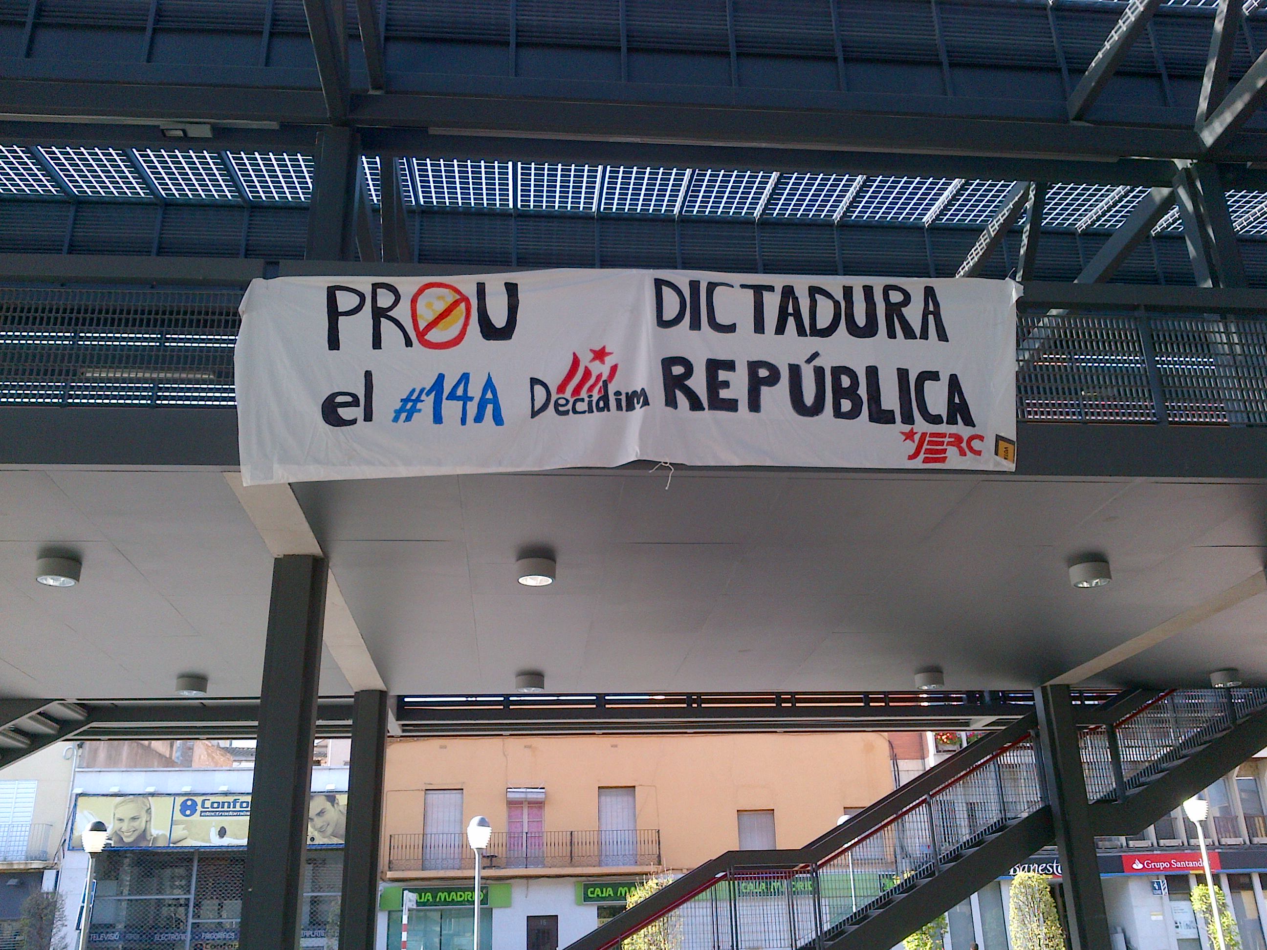 pancarta penjada pes les JERC Figueres a la Pl. Catalunya